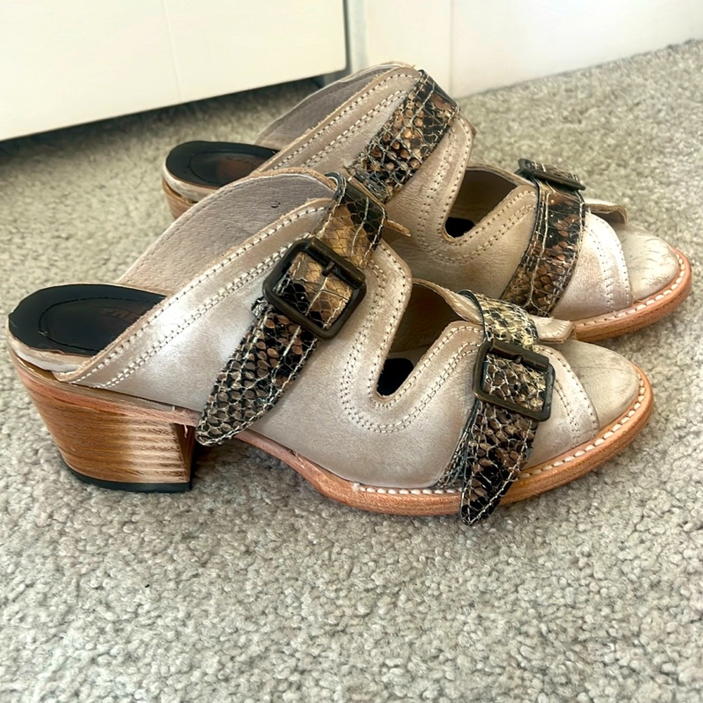 Never worn, sz 9 Freebirds taupe leather healed slide with snakeskin and buckle